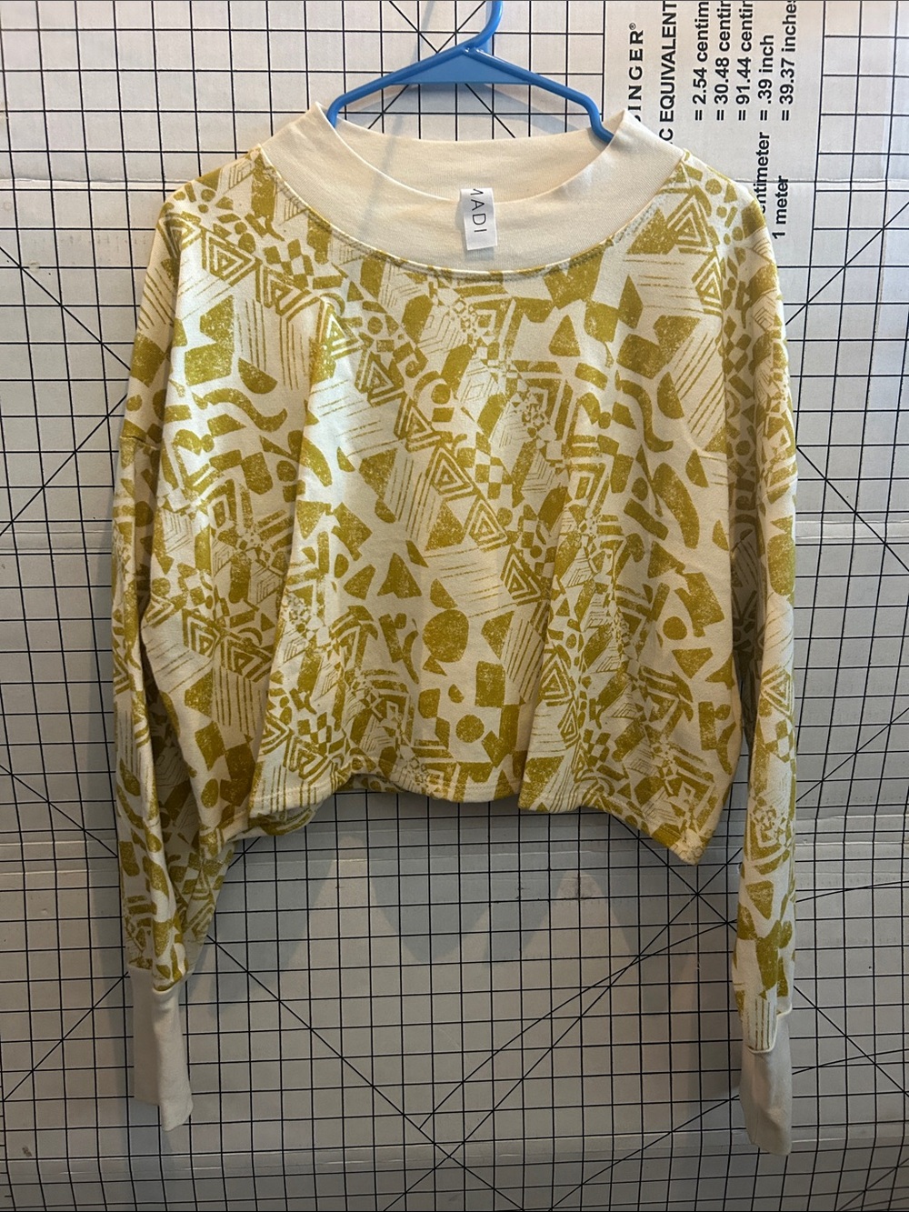 Women's Cropped Geo Print Sweatshirt in Mustard